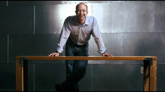 Nhiều người bày tỏ sự ngưỡng mộ trước tinh thần làm việc hết mình của Jeff Bezos ngay cả trong điều kiện khó khăn cũng như sự giản dị của ông khi sử dụng chiếc bàn tự chế này trong suốt hàng chục năm. Ảnh: BI