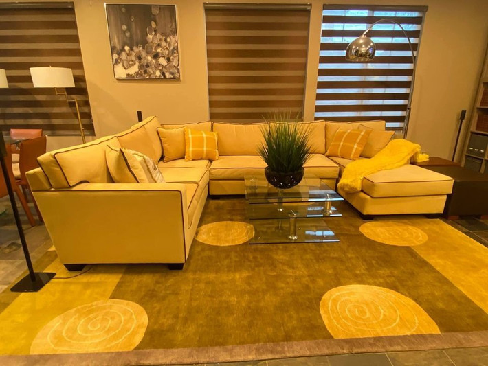 Phòng khách nổi bật với bộ sofa lớn.