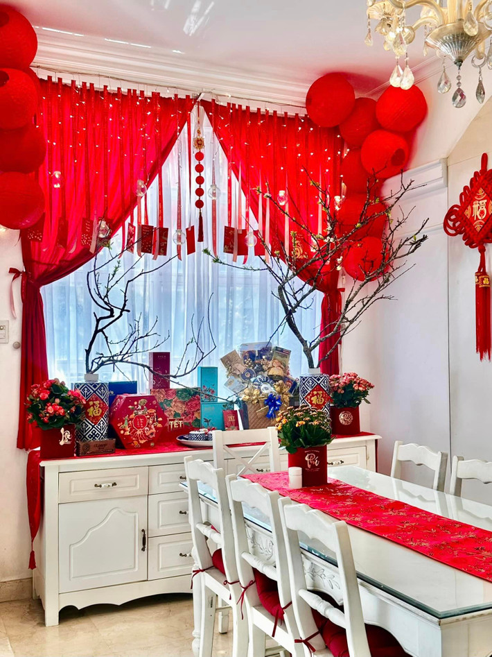 Góc trưng bày hàng ngày được thay thế bằng mận rừng và đèn lồng, lì xì đỏ rực.