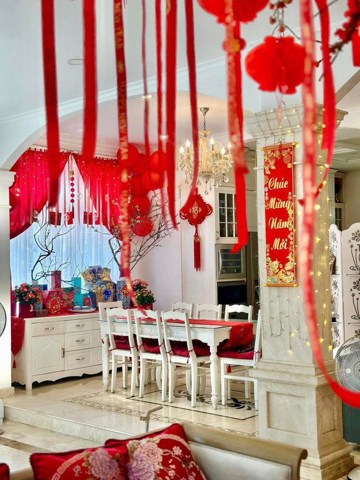Siêu mẫu Thúy Hạnh chọn gam màu đỏ cho không gian rực rỡ.