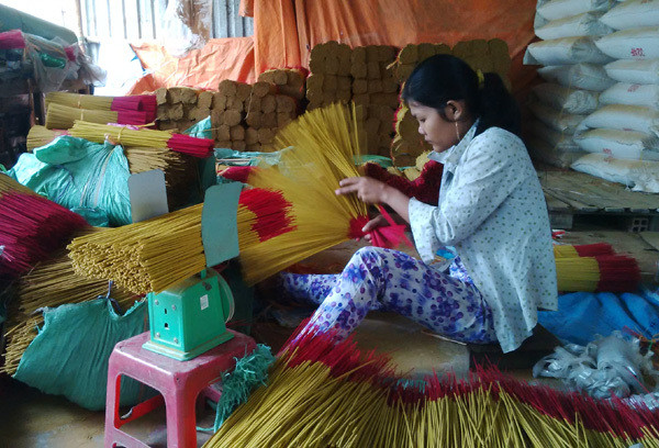 Một cơ sở sản xuất hương ở Đan Phượng (Hà Nội) từng thưởng Tết cho công nhân 100.000 đồng/người và mỗi loại hương thắp một bó. Ảnh minh họa
