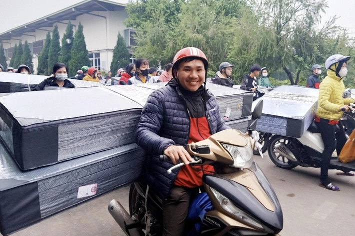 Được biết, để thưởng Tết Âm lịch Giáp Thìn 2024, mỗi cán bộ công nhân viên ngoài 2 tháng lương thực lĩnh sẽ được thưởng thêm một chiếc đệm bông tinh khiết Sông Hồng. Ảnh: Công ty may Sông Hồng