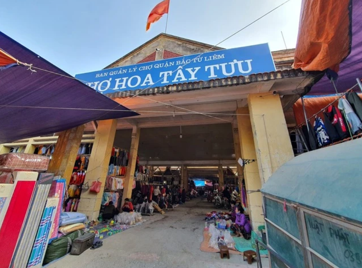 Chợ hoa đêm Tây Tựu kéo dài khoảng hơn 1km, nằm dọc đường Tây Lựu ở Từ Liêm, Hà Nội. Đây là chợ hoa Tết ở Hà Nội lớn và lâu đời, cung cấp hoa tươi cho thủ đô Hà Nội mà còn mở rộng ra các tỉnh phía Bắc, phía Nam và xuất khẩu.