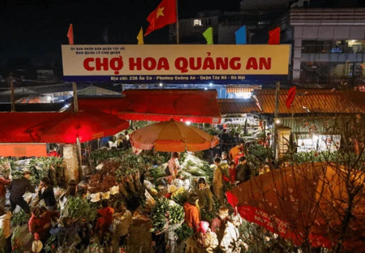 Chợ hoa Quảng An, nằm bên bờ hồ Tây thơ mộng, là điểm hẹn của những người yêu hoa vào dịp Tết.