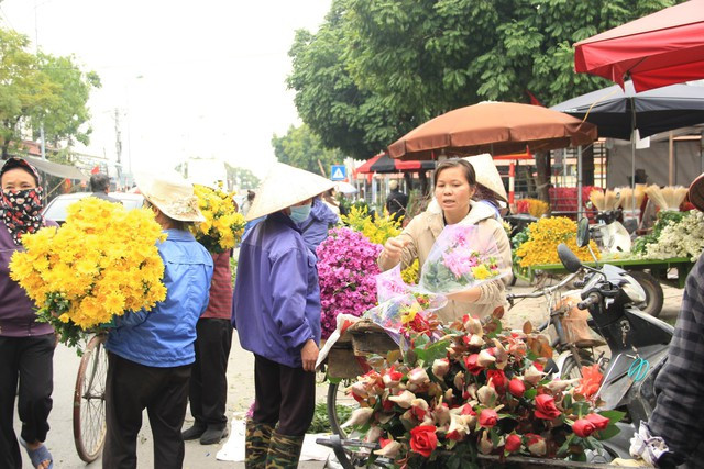 Chợ hoa Mê Linh thường họp chợ từ 22h và tan chợ lúc 4 - 5 giờ sáng hôm sau. Khách hàng đến tham quan chợ hoa Mê Linh chủ yếu đến từ Hà Nội, Vĩnh Phúc và các địa phương lân cận.