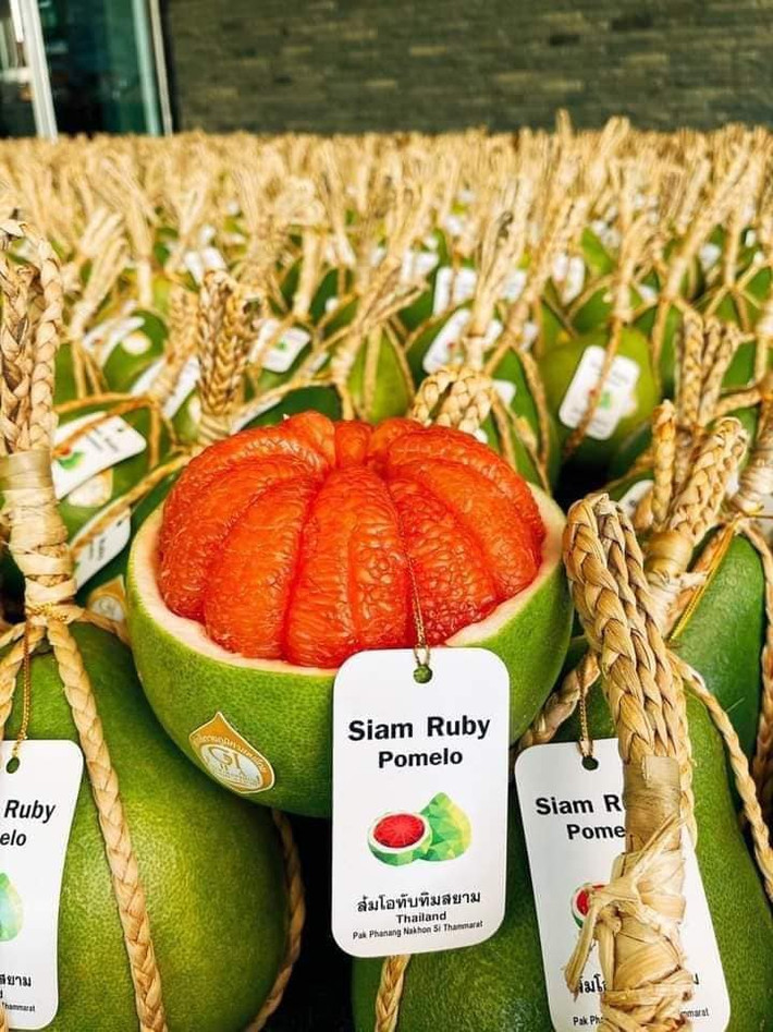 Tuy nhiên, giá bưởi ruby Thái Lan lên tới 400.000 đồng/quả trọng lượng 2kg. Ảnh: Facebook