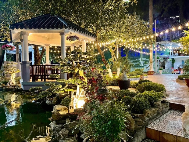 Trong dịp Tết Nhâm Dần 2022, biệt thự của một đại gia ở Quảng Ninh thu hút sự chú ý của cộng đồng mạng bởi ánh sáng lung linh về đêm. Ảnh: Doanhnghiep&tiepthi