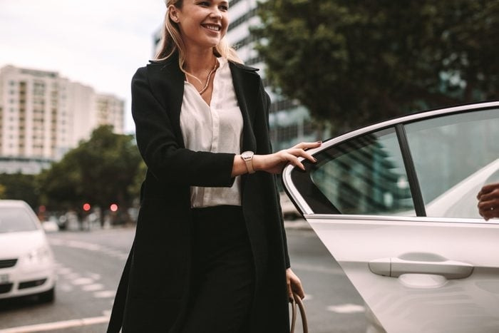 Đi taxi từ sân bay có thể gấp đôi chi phí thực tế của chuyến đi. Vì vậy, tốt hơn hết hãy đặt trước xe vào sân bay đón.