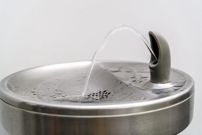 Hành khách có thể tốn 5 USD cho một chai nước vỏ nhựa dùng một lần tại các cửa hàng ở sân bay. Để tiết kiệm tiền mua nước, hãy mang theo một chai rỗng qua cửa an ninh và tìm cây nước miễn phí được đặt gần nhà vệ sinh, đài phun nước... ở hầu hết các sân bay lớn.