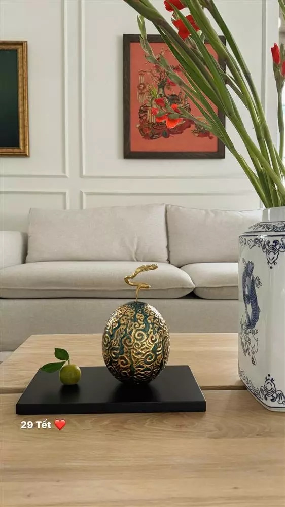 Trong phòng khách, Tăng Thanh Hà trang trí bằng một bình hoa dơn lớn.