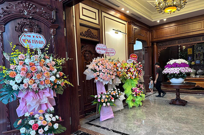 Bên trong căn nhà sử dụng nội thất gỗ chủ đạo.