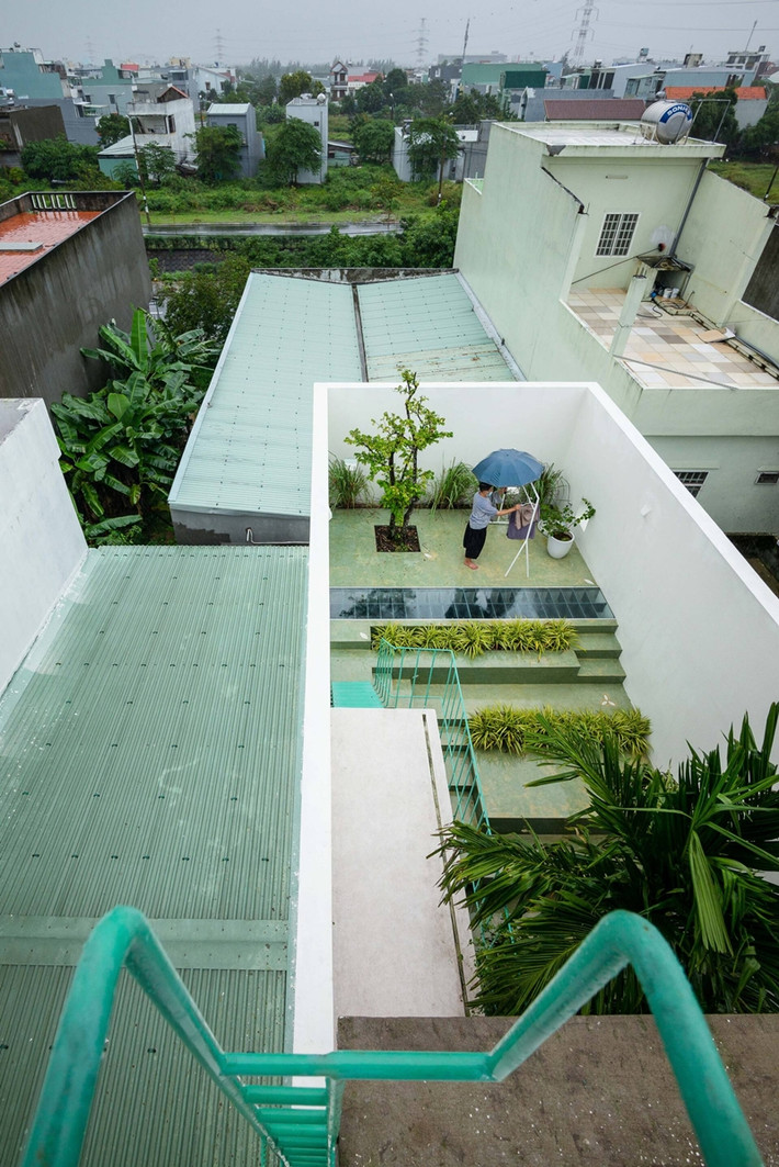 Khu vườn vừa là tiểu cảnh và sân vườn trồng rau nhỏ, vừa đóng vai trò cảnh quan xanh bên ngoài các phòng ngủ.