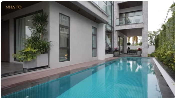 Bể bơi lớn có cửa cuốn đóng lại để bảo vệ trẻ em. Nguồn ảnh: chụp màn hình NhaTo