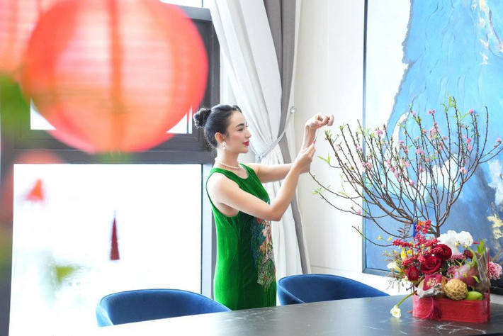 Cuối năm, dù bận rộn nhưng Hoa hậu Ngọc Diễm vẫn tự tay trang trí từng ngóc ngách trong không gian sống của mình.