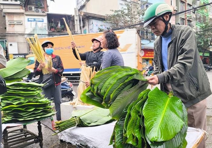 Một tiểu thương cho biết, năm nay khách mua theo bó nhiều thay vì mua lẻ vài lá như năm trước. Ảnh: Tiền phong