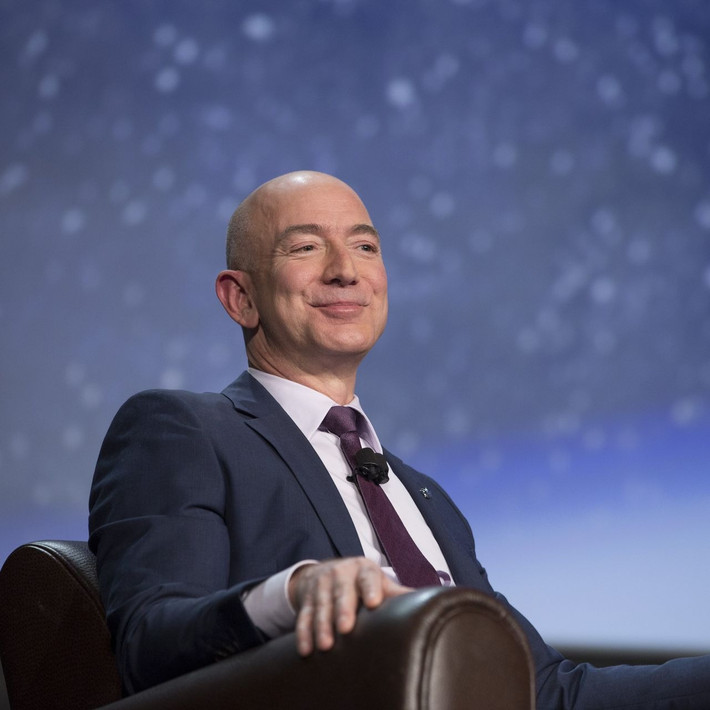 Ngoài Amazon, Jeff Bezos còn sở hữu The Washington Post và Blue Origin, một công ty hàng không vũ trụ đang phát triển tên lửa. Ảnh: Getty