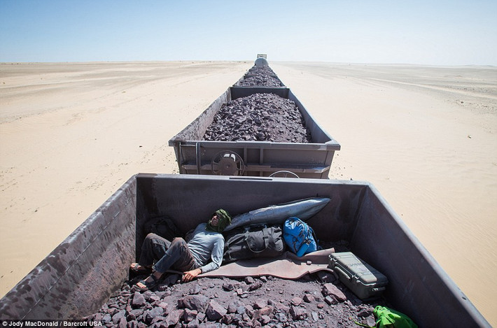 Các thành viên của nhóm khám phá cuộc sống sa mạc Sahara ngủ ngay trên toa tàu chở quặng sắt.
