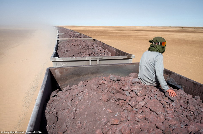 Đoàn tàu chạy qua sa mạc Sahara là một trong những đoàn tàu dài nhất trên thế giới.