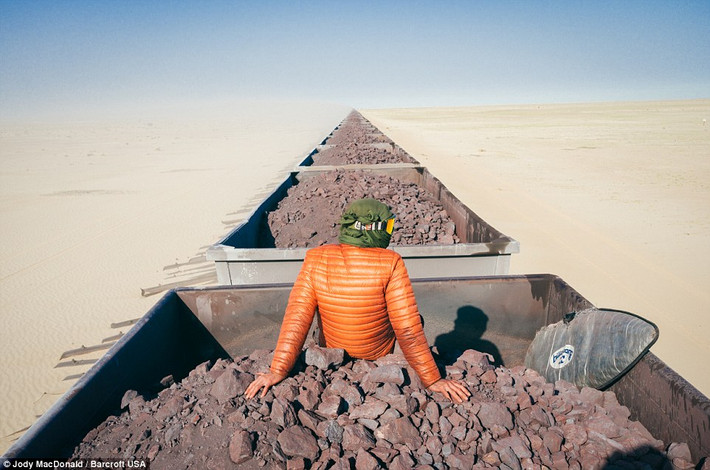 Trong suốt hành trình trên sa mạc Sahara, Jody và nhóm khám phá của cô gặp nhiều khó khăn bao gồm cả bão cát và gió mạnh.