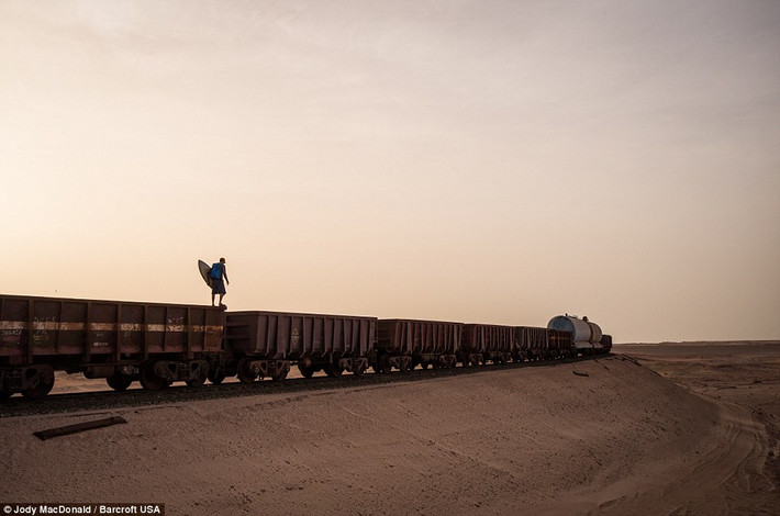 Jody bắt đầu hành trình khám phá cuộc sống tại sa mạc Sahara từ Mauritania.