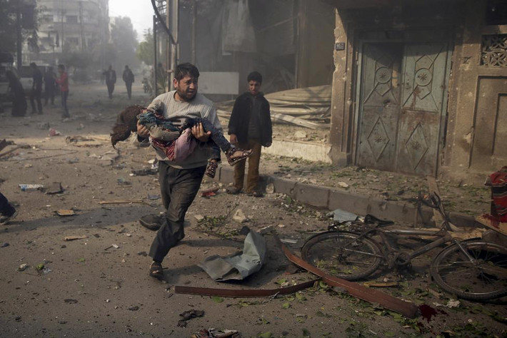 7. Cái chết luôn rình rập cư dân thủ đô Damascus, Syria, do chiến sự và phiến quân nã pháo, đánh bom xe.