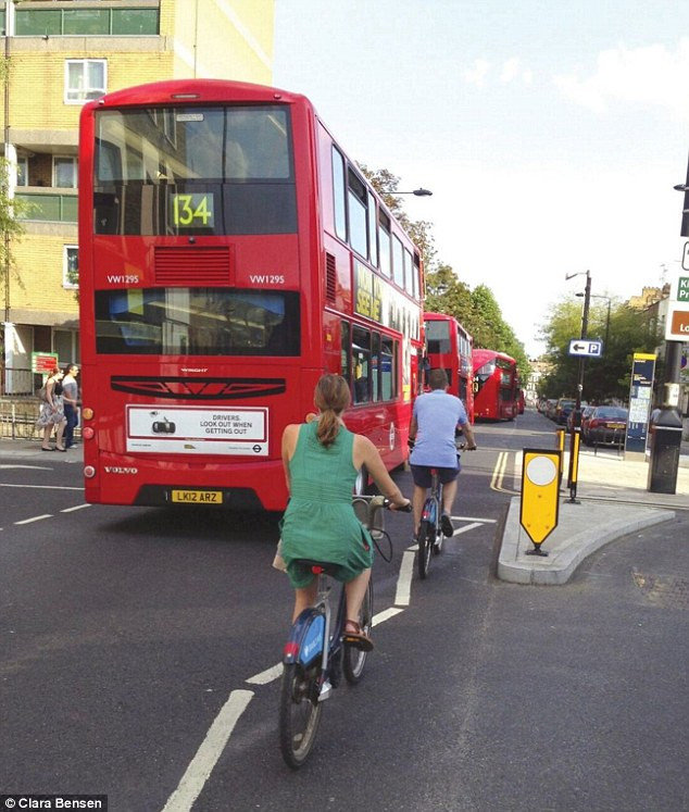 Cùng nhau đạp xe trên đường phố London.