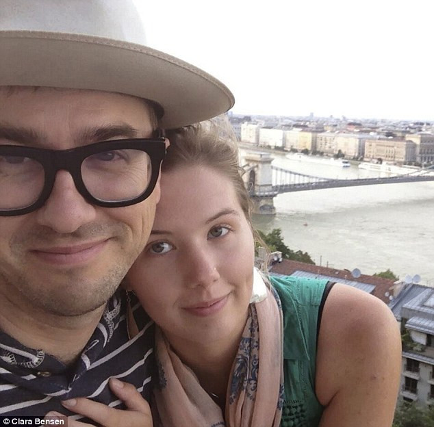 Cô Clara Bensen, 28 tuổi, quen Jeff Wilson qua một trang web hẹn hò. Chỉ sau một tháng trò chuyện qua mạng, cặp đôi người Mỹ quyết định cùng nhau đi phượt khắp châu Âu.