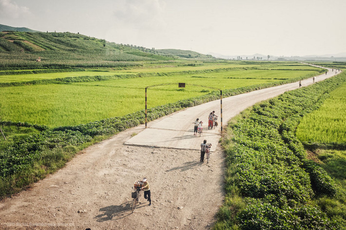Người dân đi trên con đường ở vùng nông thôn