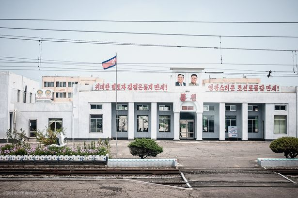 Ảnh chân dung các nhà lãnh đạo Triều Tiên xuất hiện khắp mọi nơi.