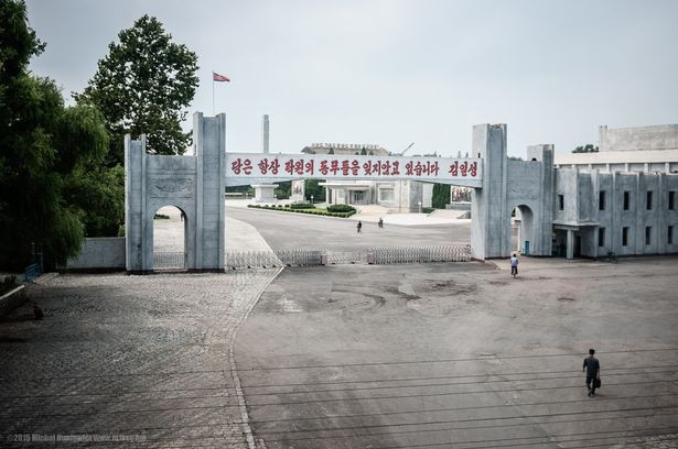 Biểu ngữ tuyên truyền được treo trên cổng một nhà máy.