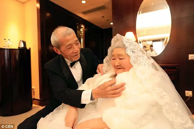 Câu chuyện cụ ông 84 tuổi tỏ tình siêu lãng mạn với vợ đang khiến dân mạng Trung Quốc thổn thức. Ông Qiao Dewei, 84 tuổi, và vợ Liu Shixiu, 83 tuổi, đã sống cùng nhau 67 năm cho dù họ chưa từng làm đám cưới.