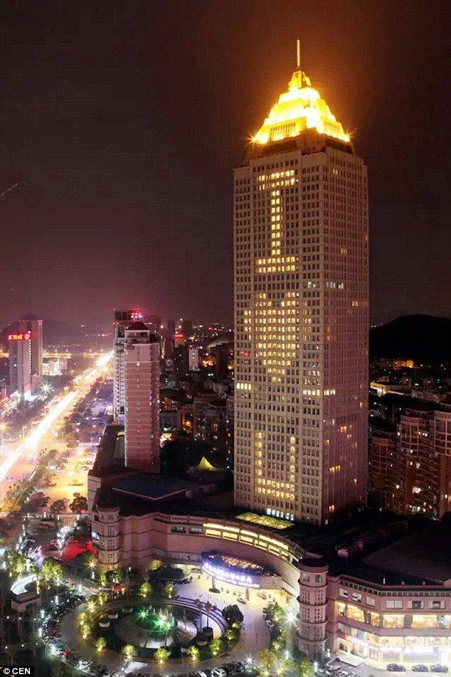 Việc cụ ông tỏ tình táo bạo, lãng mạn đã khiến rất nhiều bạn trẻ ở Trung Quốc bất ngờ và xin bái phục. Được biết, để thực hiện thành công màn tỏ tình này, ông cụ đã phải nhờ đến sự trợ giúp của các con, cháu đang làm việc tại khách sạn.
