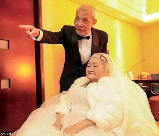 Ông Qiao cho biết sức khỏe của vợ ông đang suy giảm và ông muốn họ tổ chức một đám cưới cùng lời tỏ tình lãng mạn.