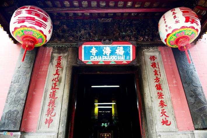 Chùa Ngọc Hoàng có diện tích 2.300 m2, được xây dựng trong giai đoạn 1892-1900, kiến trúc theo kiểu đền chùa Trung Hoa. Năm 1984, chùa Ngọc Hoàng được đổi tên thành Phước Hải. Tuy nhiên, người dân vẫn quen gọi là Ngọc Hoàng bởi khu chánh điện là nơi thờ Ngọc Hoàng theo tín ngưỡng người Hoa.