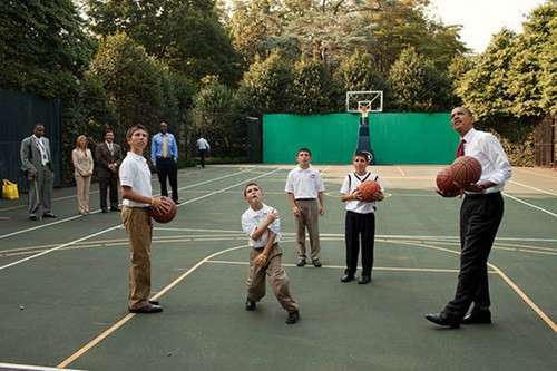 Trong khuôn viên Nhà trắng có cả sân tenis, bóng rổ, bể bơi. Ông Obama thường tranh thủ những phút rảnh rỗi hiếm hoi để chơi thể thao và giao lưu với mọi người.