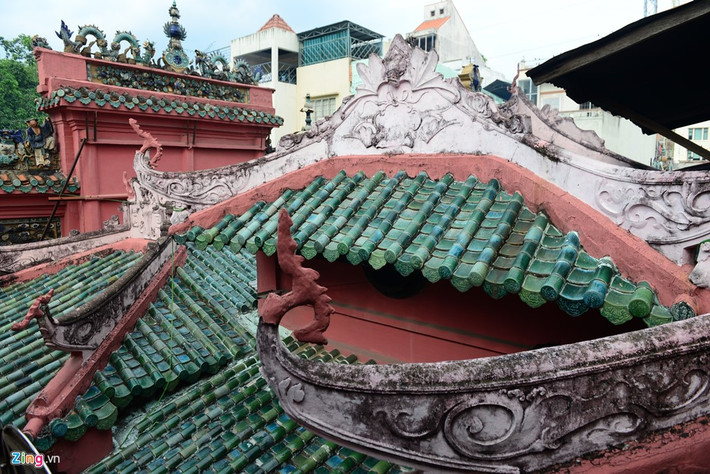 Mái ngói màu xanh ngọc bích theo kiến trúc Trung Hoa vẫn còn bền vững với thời gian.