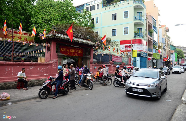 Ngôi chùa này hàng ngày đón rất nhiều khách tham quan, trong đó có cả du khách nước ngoài.