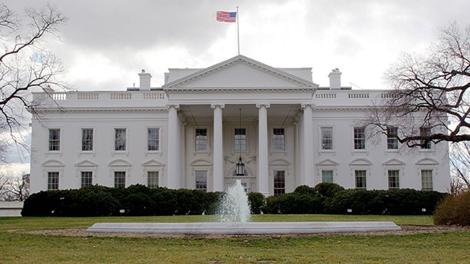 Nhà Trắng (Washington, Mỹ) là nơi ở và làm việc của Tổng thống Mỹ Barack Obama cùng gia đình. Công trình này mang phong cách tân cổ điển do James Hoban thiết kế, có 132 phòng, 35 WC, 6 tầng ở, 28 lò sưởi, 8 cầu thang và 3 thang máy.
