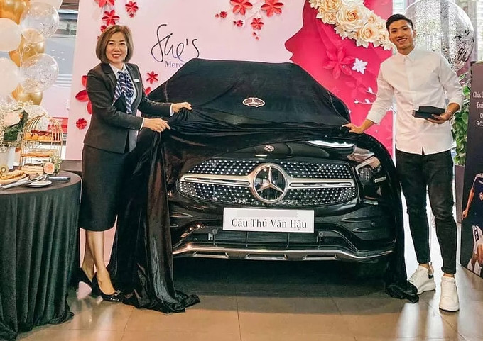 Mới đây, cầu thủ Đoàn Văn Hậu đã mạnh tay tậu Mercedes-Benz GLC 300 có giá khoảng 2,4 tỷ đồng. Ảnh: Thethao247.