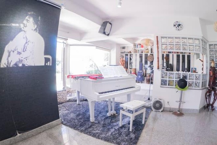 Chốn đi về của nhạc sĩ Trần Tiến thực chất là 3 căn hộ nằm ở hai tầng lầu riêng biệt ghép lại với nhau. Ảnh: CL&XH.