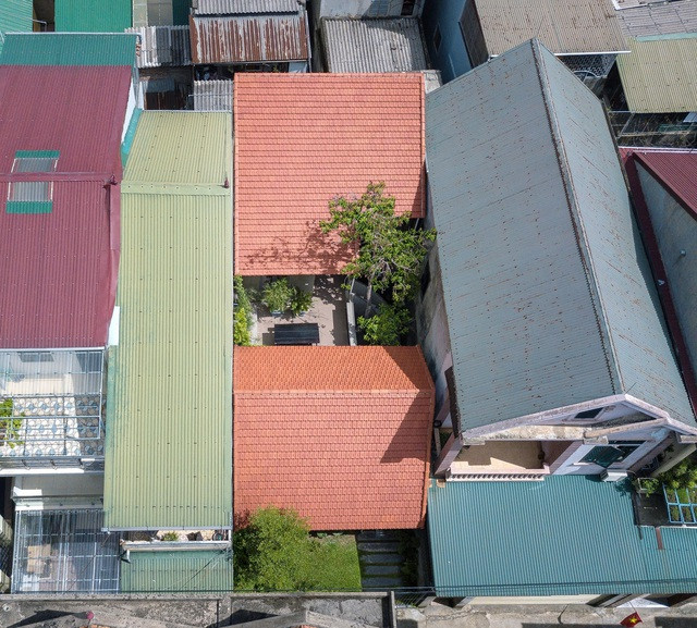Việc sử dụng hệ mái ngói đỏ truyền thống dốc 2 chiều hình phễu tạo ra các khoảng bẫy gió và góc nhìn cho không gian cũng trở nên đa dạng hơn.