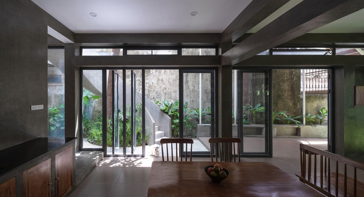 Độ bao phủ của mái tạo ra những khoảng đệm chuyển tiếp giữa trong và ngoài, sân trước – sân trong – sân mái.