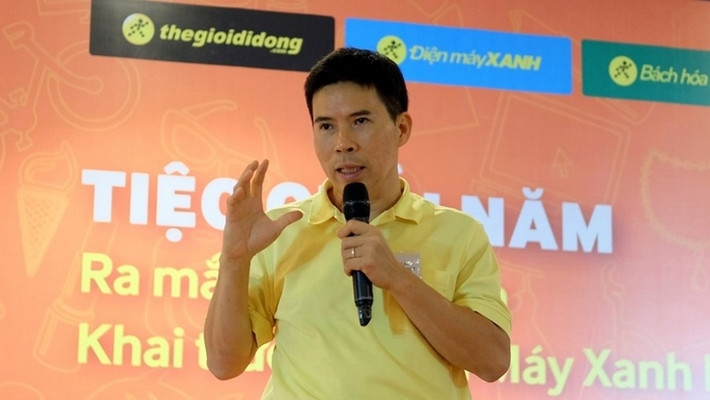 Ông Nguyễn Đức Tài - Chủ tịch HĐQT Công ty cổ phần Thế Giới Di Động thường xuất hiện trong chiếc áo phông quen thuộc. Ông nói rằng việc mặc áo phông đơn giản là để tiết kiệm thời gian. Ảnh: Vietnamnet.