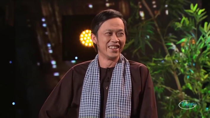 Hoài Linh không chỉ được biết đến với quyền lực ngầm to lớn trong giới showbiz còn có tin đồn anh giàu tới mức "đong kim cương bằng lon". Ảnh: Youtube.