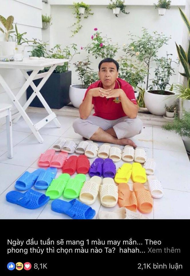 MC Quyền Linh được biết đến là một trong những đại gia showbiz . Tuy nhiên, không phải nhà đẹp hay xe sang, MC quốc dân lại có sở hữu bộ sưu tập những đôi dép tổ ong nhiều màu sắc - 1 món đồ rất đỗi bình dân. Ảnh: FBNV.
