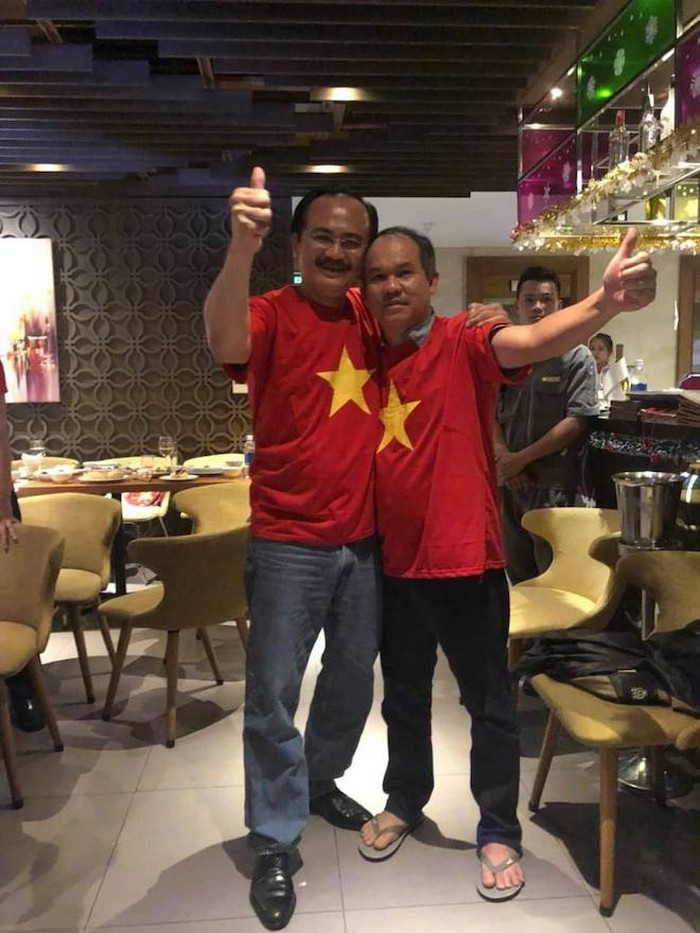 Ông thường chỉ mặc áo phông, quần bò, giầy thể thao và chiếc áo khoác da đen đơn giản. Họa hoằn lắm mới thấy ông diện sơ-mi, caravat. Ảnh: Internet