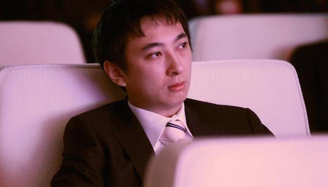 Tại một diễn đàn được tổ chức ở Bắc Kinh cách đây mấy năm, tỷ phú Vương Kiện Lâm đã khiến cho nhiều người phải kinh ngạc khi tiết lộ cậu con trai độc nhất Vương Tư Thông từ chối tiếp quản đế chế kinh doanh đồ sộ có trị giá lên tới 92 tỷ USD của mình.