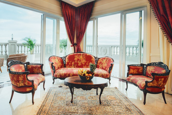 Penhouse của Hoa hậu Hà Kiều Anh có view hướng biển, được trang trí nhiều cây xanh cộng với đèn thả tạo không gian vừa lãng mạn vừa thoáng đãng. Ảnh: Lao động.