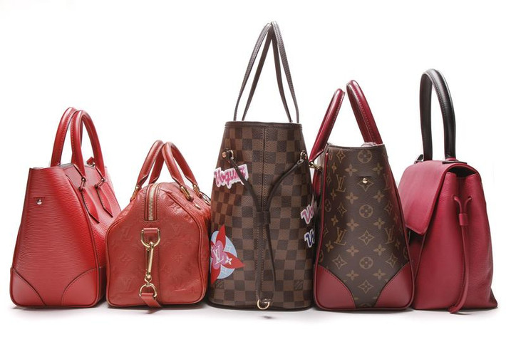 Chẳng hạn Vuitton từng tổ chức một buổi bán hàng giảm giá tại một nhà máy chưng cất rượu bỏ hoang có tên l’Espace Clacquesin (ngoại ô phía Tây Nam Paris).