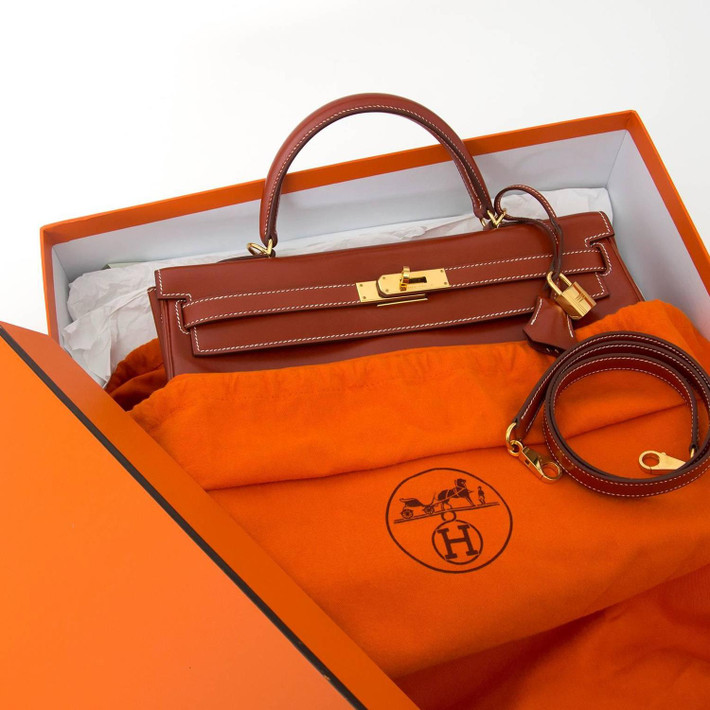 Các sản phẩm ế của Hermes được chở đến bằng xe tải để tiêu hủy dù nhiều sản phẩm vẫn còn nằm nguyên trong những chiếc hộp màu da cam.
